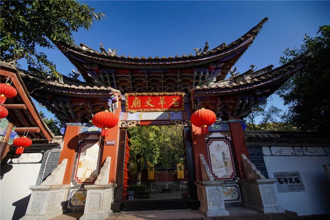 时光静美，白衬白裙，女神独舞洗衣机旁，雪白肌肤勾勒婀娜身姿